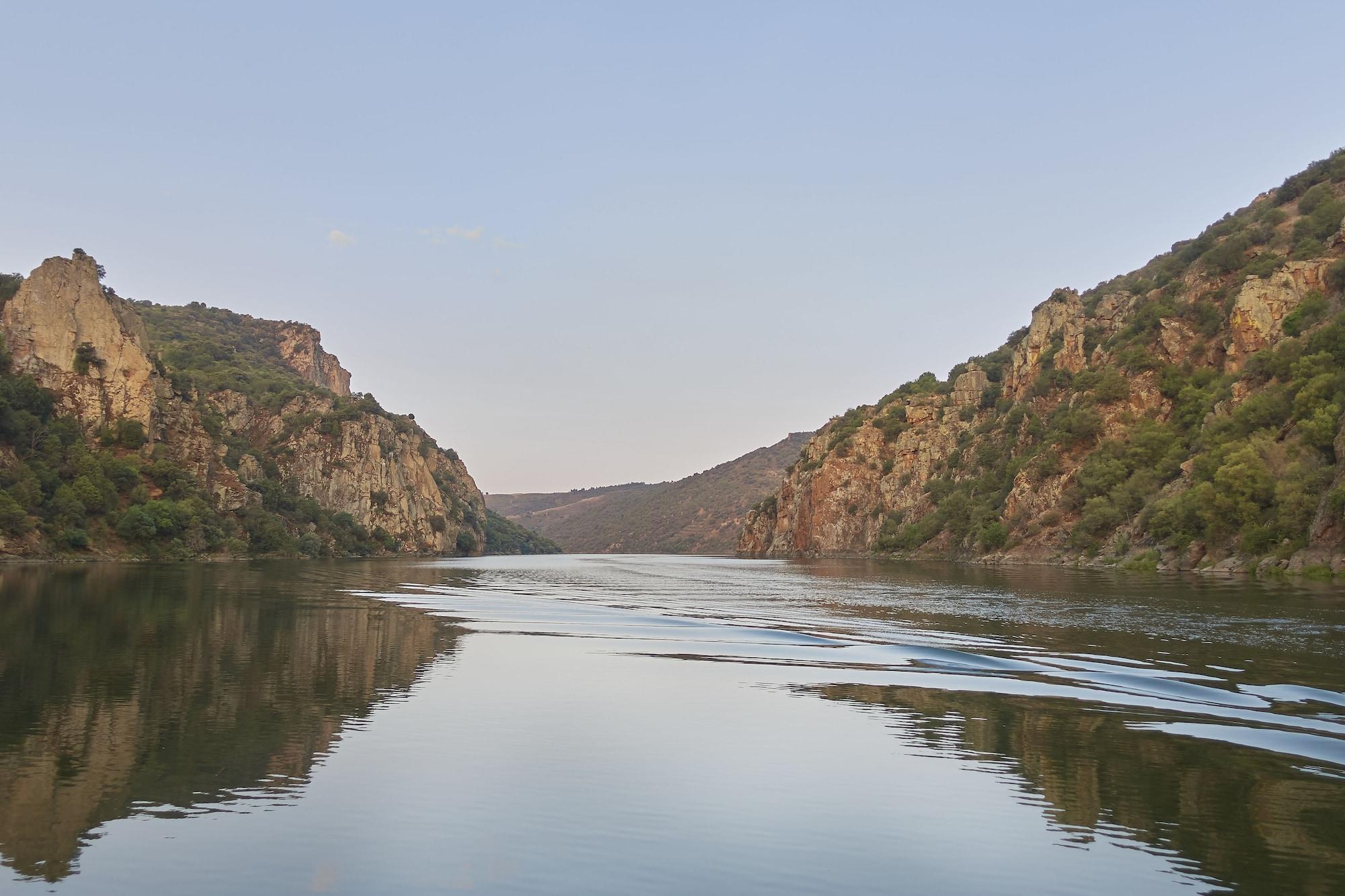 Hacienda Zorita Wine Hotel & Spa 발베르돈 외부 사진 The river at the end of the canyon