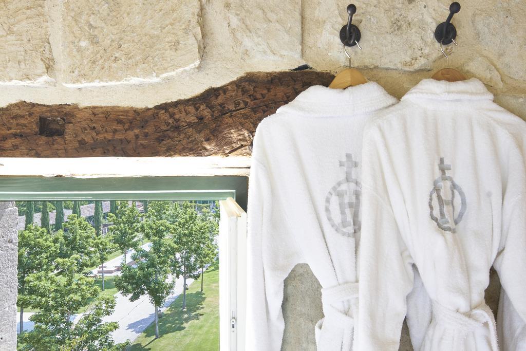 Hacienda Zorita Wine Hotel & Spa 발베르돈 외부 사진 Two bathrobes