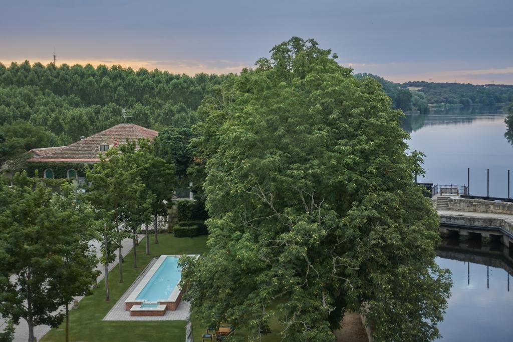 Hacienda Zorita Wine Hotel & Spa 발베르돈 외부 사진 View of the lake from the hotel