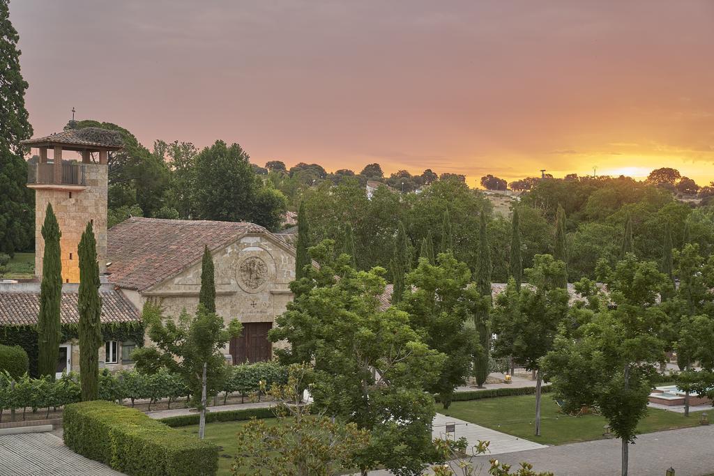 Hacienda Zorita Wine Hotel & Spa 발베르돈 외부 사진 Sunset at the St. Mark's Chapel